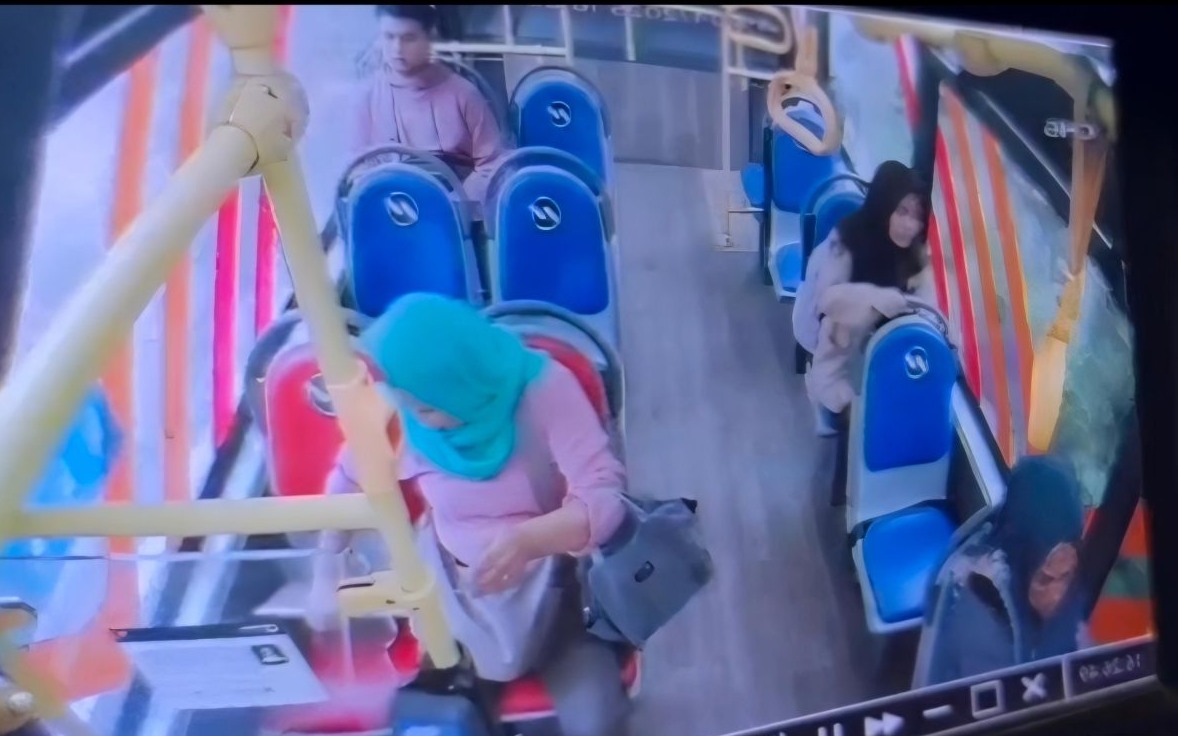 Rekaman CCTV Ungkap Aksi Pencurian Laptop oleh Ibu-ibu di Bus Transjakarta