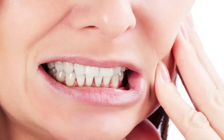 7 Tips Mengurangi Kebiasaan Menggemeretakkan Gigi (Bruxism)